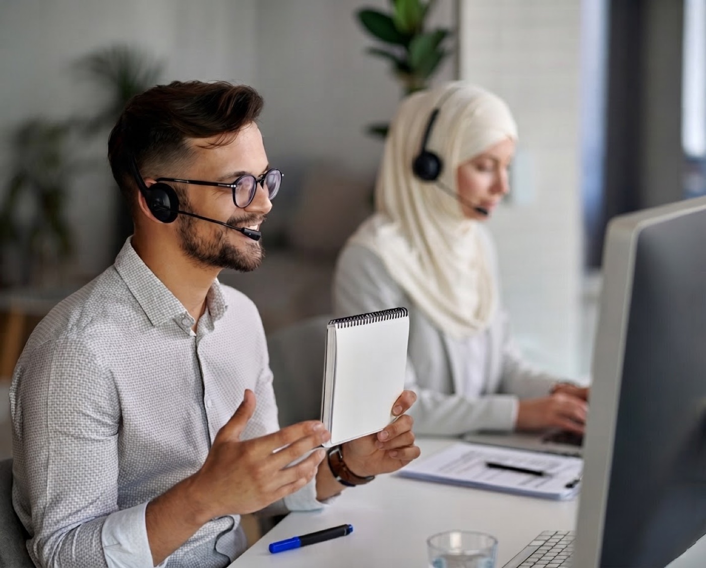 L'équipe support WebSchool au téléphone avec une école.